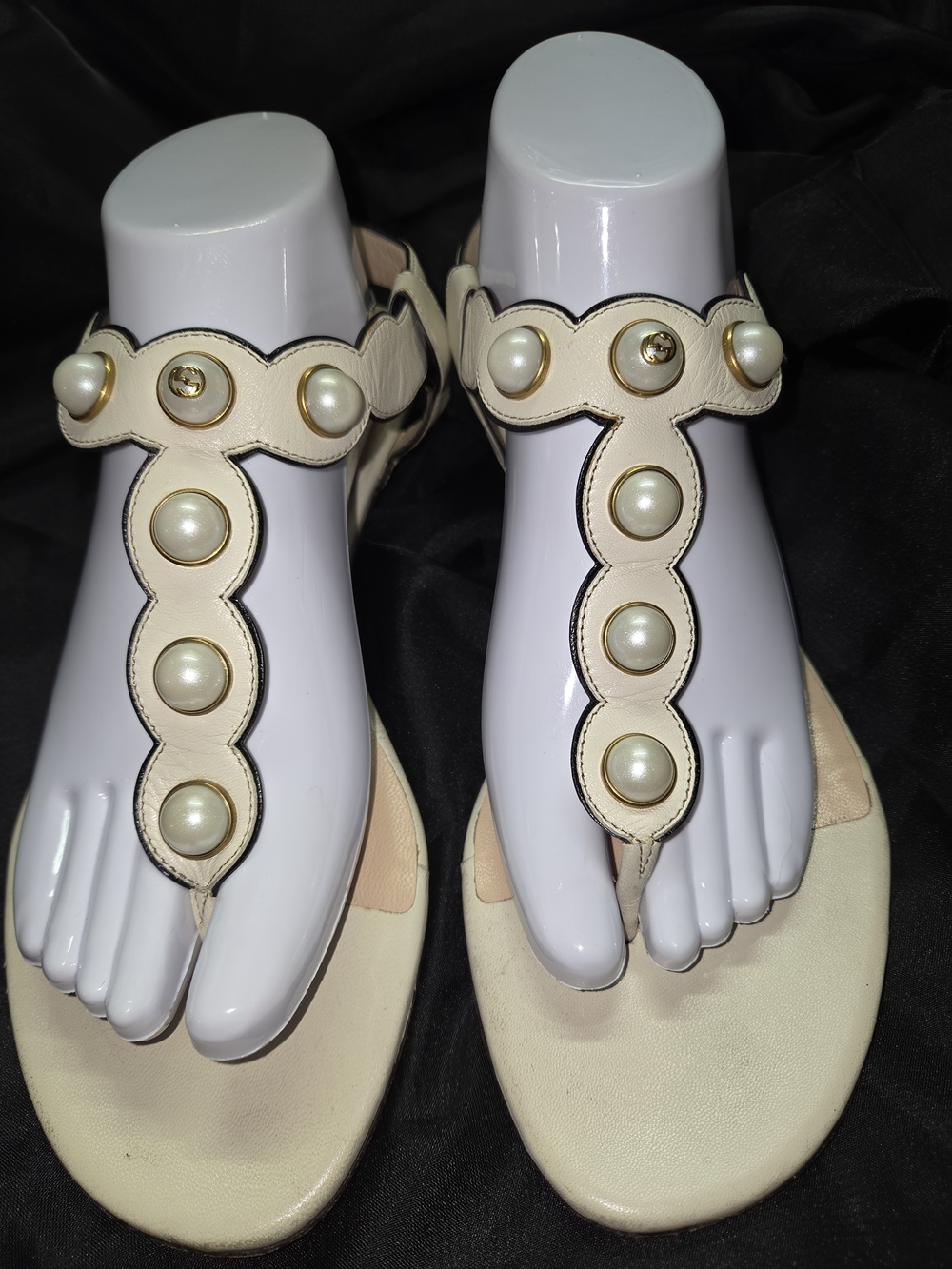 Gucci Off White Leather & Pearl Willow T- Strap Sandal Size 10.5